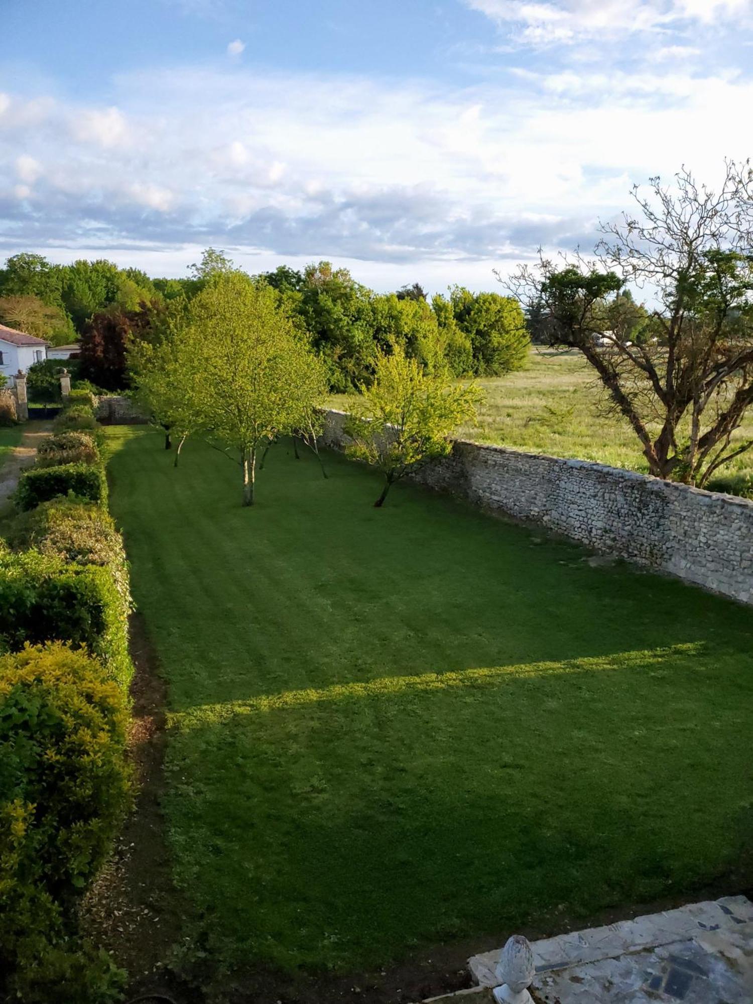 Domaine De La Gemoliere Bed & Breakfast Gémozac Екстериор снимка