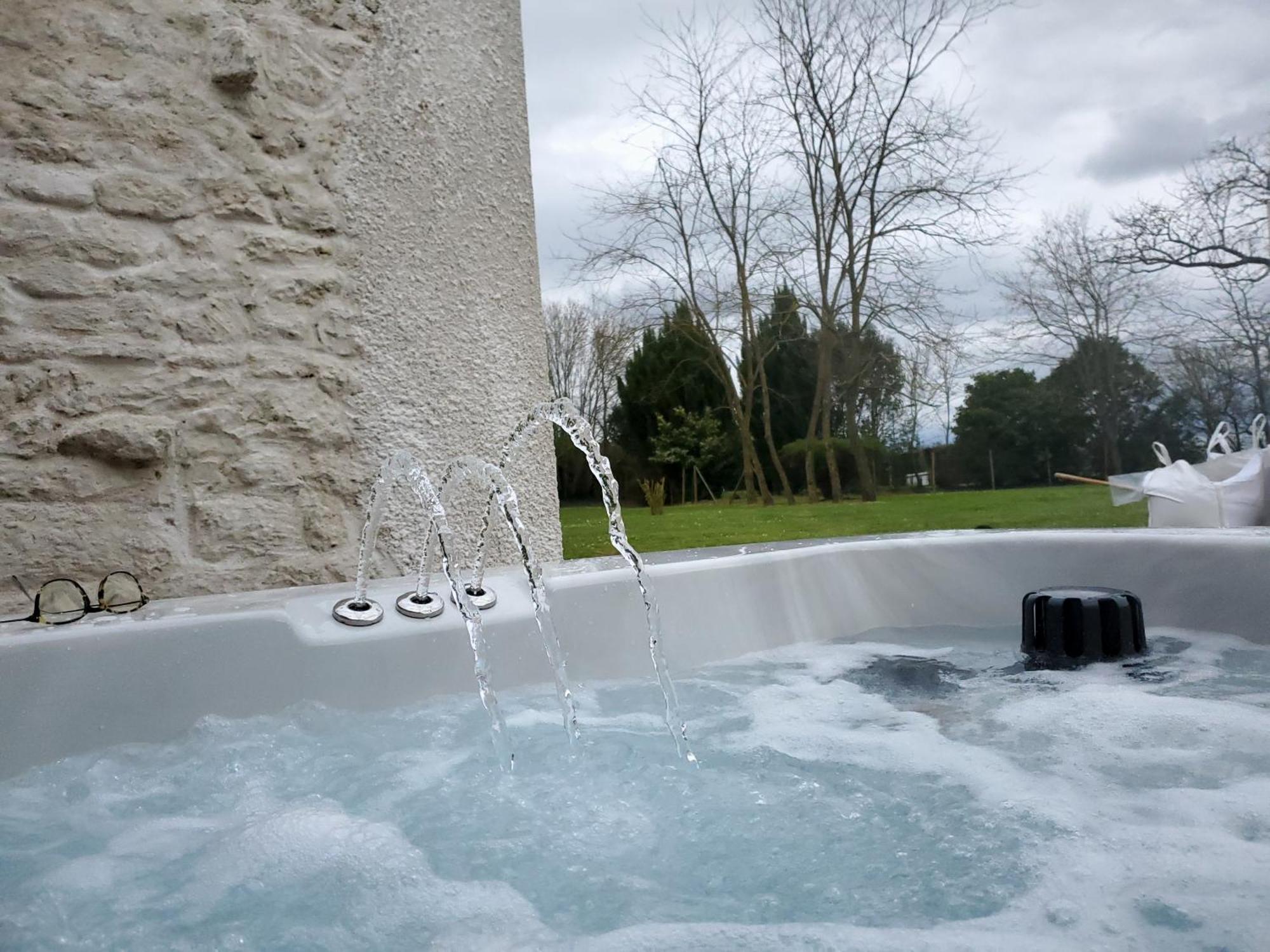 Domaine De La Gemoliere Bed & Breakfast Gémozac Екстериор снимка